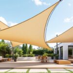 découvrez les voiles d'ombrage triangulaires, une solution durable et esthétique pour protéger votre extérieur du soleil tout en apportant une touche moderne à votre jardin ou terrasse.