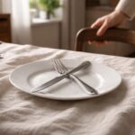 découvrez la signification et les usages du couvert croisé dans l'assiette, un geste chargé de mystère et de traditions à table.