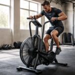 découvrez l'assault bike, l'outil idéal pour améliorer votre endurance et développer votre puissance grâce à un entraînement intense et efficace.